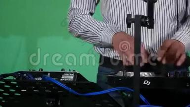 DJ在调音台上<strong>播放音乐</strong>，只需双手